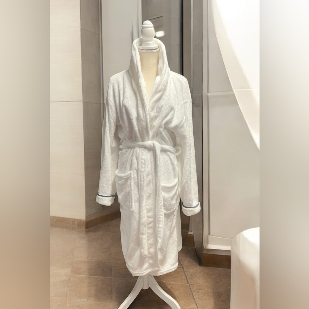 Tommy‎ Bahama bathrobe white plush